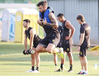 Nicolás Maná durante los trabajos físicos del plantel Guaraní.