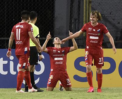 Después del magistral golazo luego de dejar a varios rivales en el camino, así lo festejó Carlos Arrúa y comparten Walter Clar y Brahian Ayala. Nacional goleó a Olimpia 4-1.