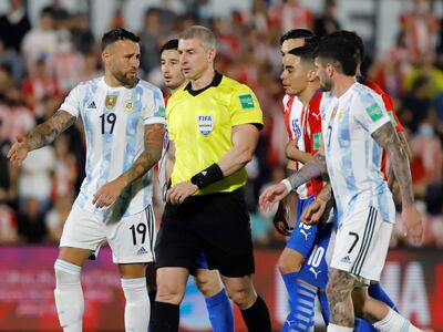 Anderson Daronco (amarillo) entre los jugadores de Paraguay y Argentina durante el partido por Eliminatorias Sudamericanas en el Defensores del Chaco.