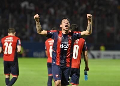 Enzo Daniel Giménez (24) festeja el gol como si fuese suyo. Su envío al área fue desviado por  Daniel Bocanegra para la única anotación en 
barrio Obrero.