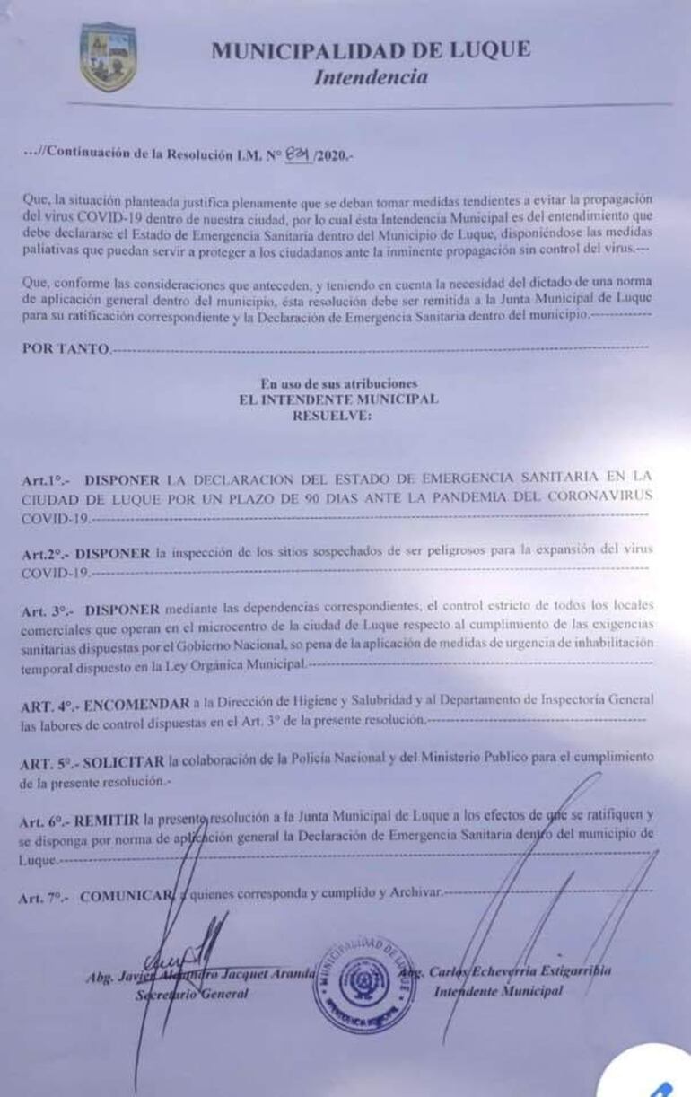 Resolución firmada por el intendente municipal, Carlos Echeverría, con fecha de ayer.