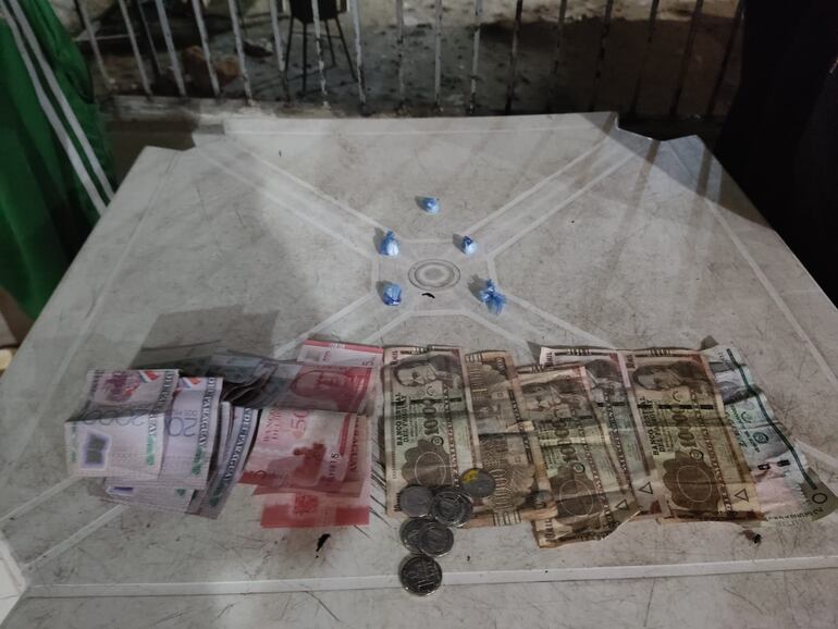 Los agentes policiales de Antinarcóticos encontraron en la vivienda allanada cinco dosis de cocaína y billetes de baja denominación, que serían producto de la venta de estupefacientes.