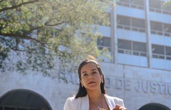 Johanna Ortega, candidata a la intendencia de Asunción, frente al Palacio de Justicia exhibiendo los documentos del amparo.