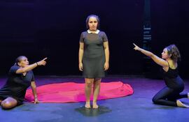 Marcela Gilabert, Milena Di Génova y Eli Marín en una escena de la obra "Tantas veces me borraron".