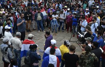 Reunidos en la Plaza de la Democracia, representantes de varias nucleaciones campesinas anunciaron que una movilización permanente hasta que el presidente de la República, Mario Abdo, renuncie o sea destituido.