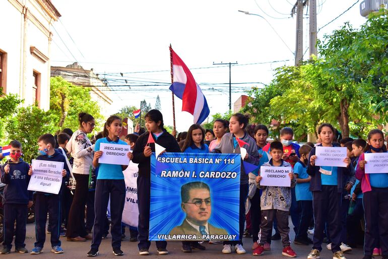 Alumnos de la Escuela Ramón Indalecio Cardozo también se adhirieron a la manifestación. 