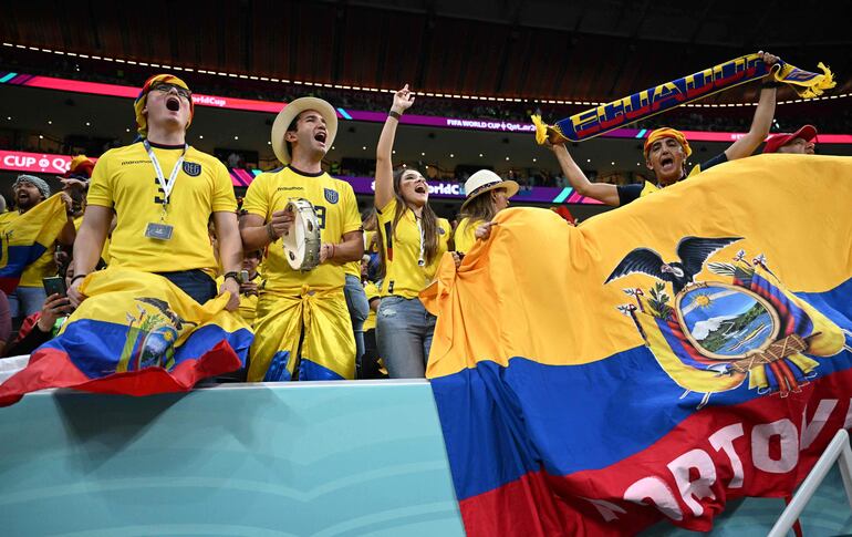 Los aficionados en el estadio Al Bayt de Al Khor de Jor, sede del partido inaugural del Mundial Qatar 2022. 