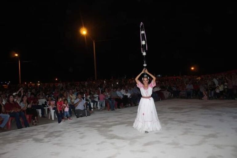 Lupita Martinez de la escuela municipal de danza de Fuerte Olimpo, mostrando su destreza.
