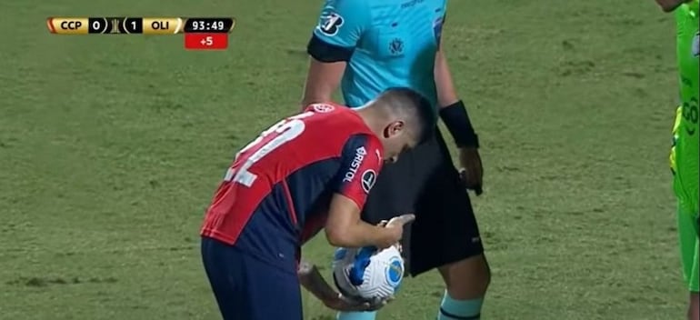 El supuesto gesto de Claudio Aquino en el que señala hacia dónde pateará el penal por la Copa Libertadores.
