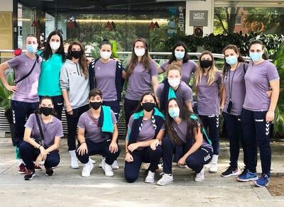 Sabrina Fiore  y Marizza Faria Servín, quinta y octava de arriba, con su club el BM La Calzada.