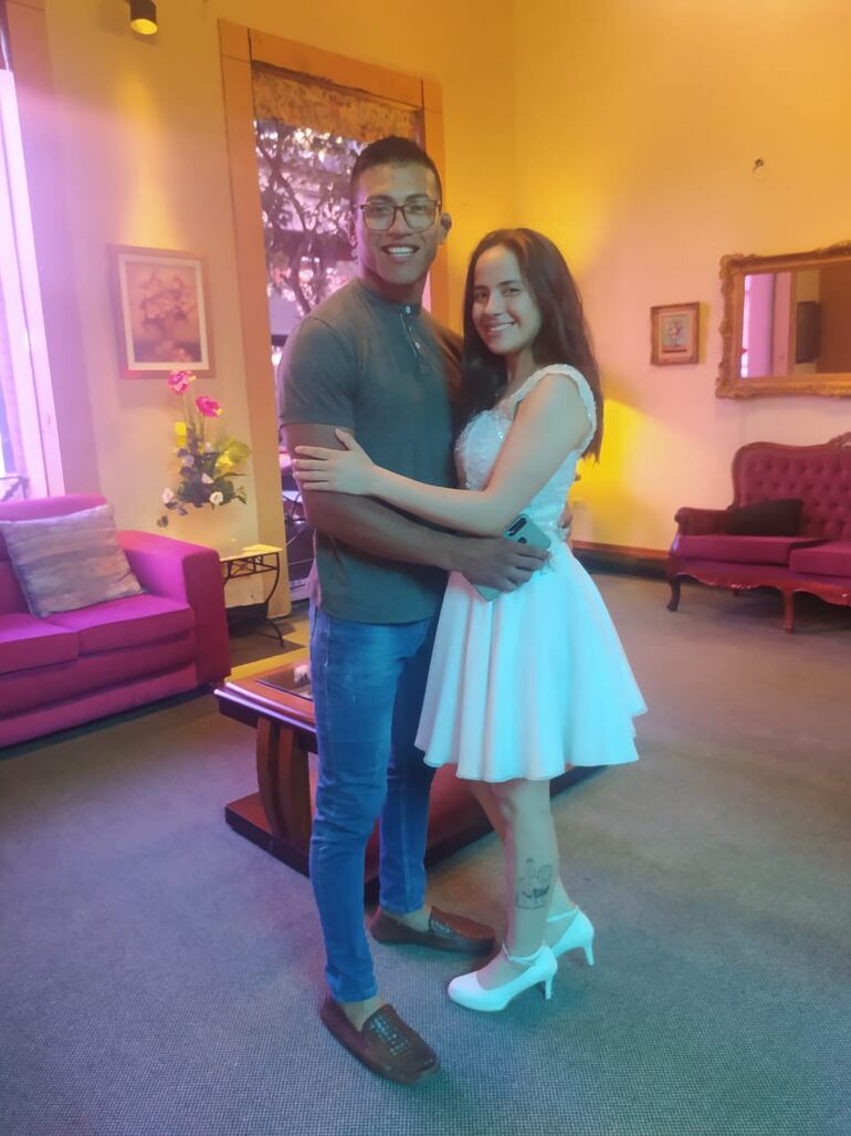 Para casarse, Samira usó dos cambios de ropa. Llegó al Registro Civil con un vestido blanco corto y para al ceremonia y firma se vistió con su atuendo de luchadora olímpica.