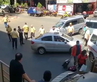 Taxistas rodean al conductor a quien los conductores de transporte alternativo cerraron el paso. uno de los taxista atacó{ó con un palo de madera.