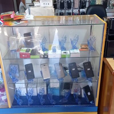 Los delincuentes hurtaron los celulares del mostrador del local.