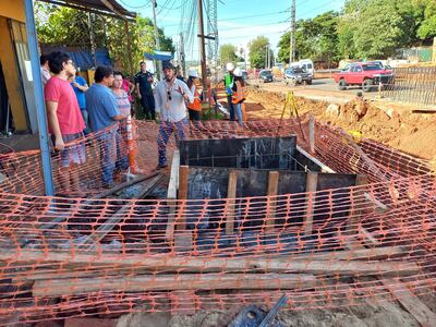 El ingeniero Luis Espínola del MOPC, dialoga con los vecinos para que puedan continuar con los trabajos de instalación de columnas de alta tensión en la zona de Tres Bocas.