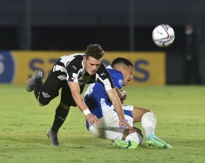 Merlini y Cazal pelean por el balón en el juego que empataron Libertad y Sol de América