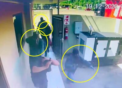 Instante en que entran con el guardia como rehén a la empresa.