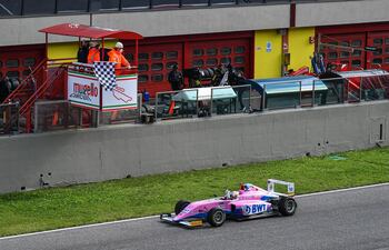 Bandera a cuadros para Joshua Duerksen en la foto principal, seguido del festejo de nuestro compatriota en dos ocasiones en Mugello.