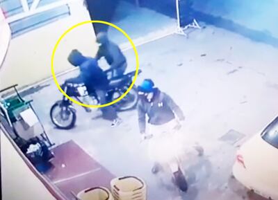 En círculo Lucas Álvarez e Iván Mendoza al llegar al local.