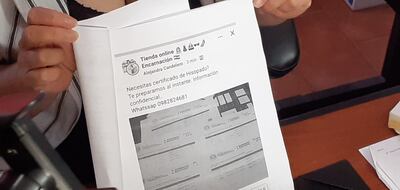 Los certificados falsos expedidos en el local comercial allanado.