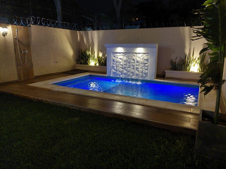 Piscina con iluminación.