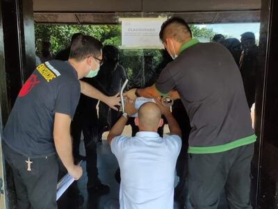Los funcionarios municipales el local nocturno ubicado frente al Lago de la República.