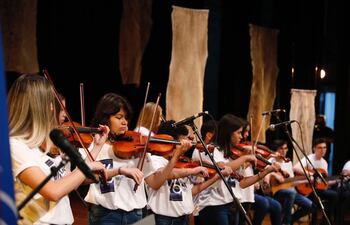 Niños y jóvenes de la Orquesta "Melodías de la Chacarita" deleitaron al público con una selección de obras en el Teatro del Banco Central del Paraguay.