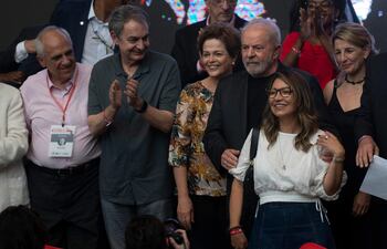 El expresidente de Brasil, Lula da Silva, junto a líderes regionales del progresismo e invitados de España, durante un acto del Grupo de Puebla, en Río de Janeiro. (AFP)