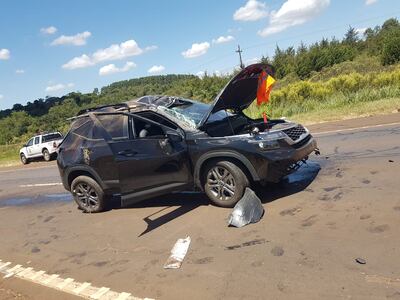 La camioneta quedó con importantes daños materiales y sus ocupantes sufrieron lesiones.