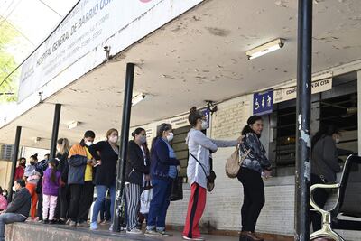 Los pacientes deben madrugar para conseguir un turno para la consulta del día.