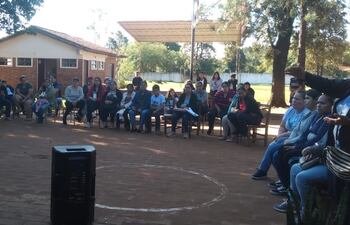 Padres de familia y docentes de la Escuela y Colegio Julia Acosta de González, en plena reunión donde se decidió el paro de actividades educativas.