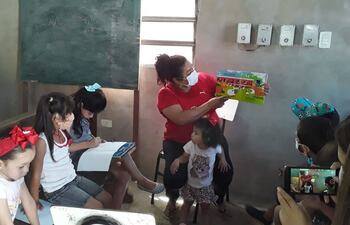 Los voluntarios de la Red Humanista Capítulo Paraguay hicieron la primera donación de libros y luego el resto de la gente fue sumando más ejemplares.