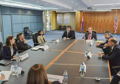 Imágenes de la reunión de Richard Nephew con diferentes autoridades de Paraguay. En la cabecera derecha de la mesa se observa al parlamentario cartista Antonio Barrios.