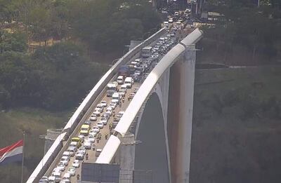 El puente de la Amistad muestra un incesante flujo de vehículos y personas, todos los días.