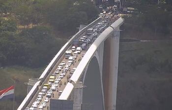 El puente de la Amistad muestra un incesante flujo de vehículos y personas, todos los días.