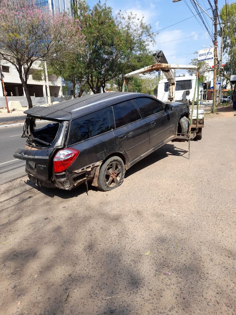 El vehículo Subaru Legacy en el que estaba recorriendo la mujer, cuando fue interceptada sobre la avenida España.
