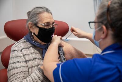 La enfermera Naomi Walsh la vacuna Pfizer-BioNTech Covid-19 a Bernice Wainer, 82 en el hospital Royal Free, en Londres.