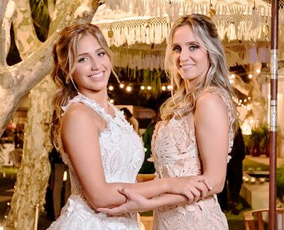 La quinceañera posando para el álbum familiar, junto con su mamá Larissa Schaerer.