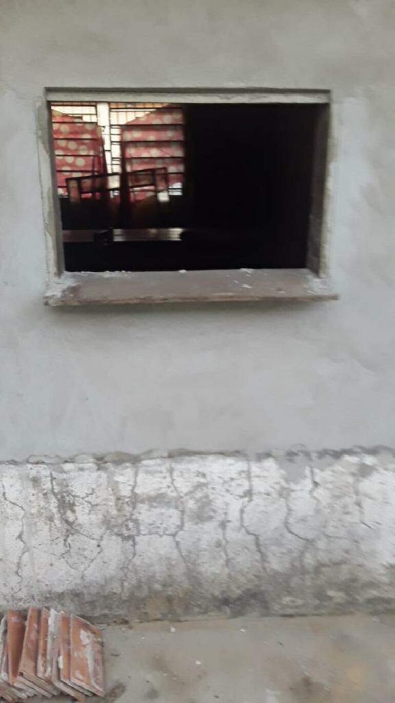 El hueco en la pared, donde estaba instalado el acondicionador de aire, que fue lo último que se llevaron los ladrones.