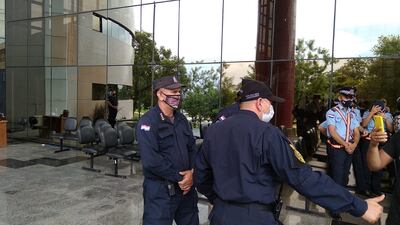 La Policía Nacional dispersó un "escrache espontáneo" que se dio a la entrada del Congreso Nacional contra el comisario Julio César Sosa, quien fue traslado de CDE a nuestra capital.