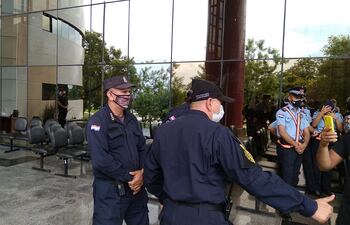 La Policía Nacional dispersó un "escrache espontáneo" que se dio a la entrada del Congreso Nacional contra el comisario Julio César Sosa, quien fue traslado de CDE a nuestra capital.