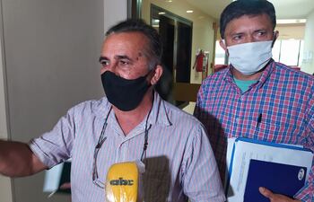 Belarmino Balbuena y Jorge Galeano, hablando para la prensa tras la firma del acuerdo con el Gobierno.