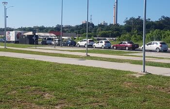 Una larga fila de vehículos espera en la Costanera de Asunción con personas que se harán las pruebas de coronavirus.