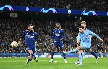 El mediocampista portugués del Manchester City, Bernardo Silva (d), dispara y anota el cuarto gol de su equipo durante el partido de ida de la semifinal de la Liga de Campeones de la UEFA entre el Manchester City y el Real Madrid, en el Etihad Stadium, en Manchester, el 26 de abril de 2022.