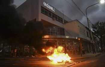 Protestas frente a las oficinas de Edesur, en Buenos Aires, el pasado 15 de marzo. (AFP/TELAM)