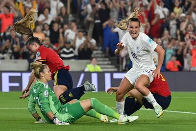 La jugadora inglesa Ella Toone (d) inicia el festejo tras anotar el gol del empate ante España.