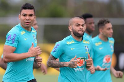 Casemiro y Dani Alves, durante la práctica de ayer de la Canarinha antes de recibir a Paraguay.