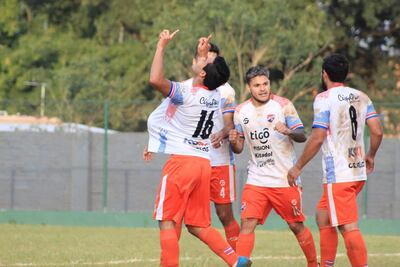 Bill López Isidre (centro) registró ayer el segundo gol del  3 de Noviembre. APF