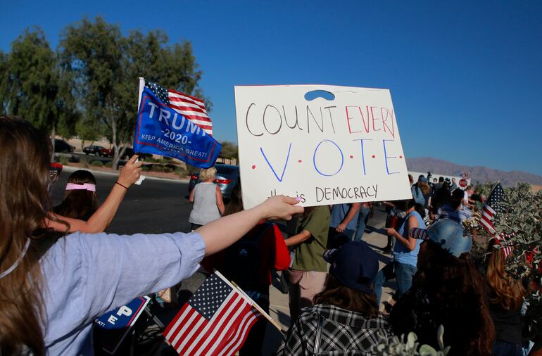 Manifestantes protestan en las inmediaciones del Departamento de Elecciones del condado de Clark, en Las Vegas, Nevada.