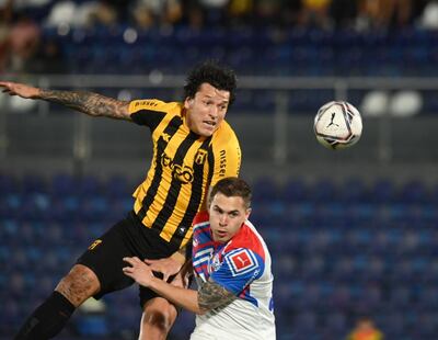 Federico Santander de Guaraní, en un duelo aéreo con Robert Piris Da Motta de Cerro Porteño.