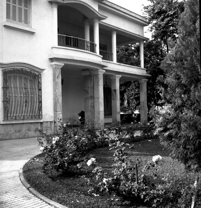 Así lucía en 1969 el rosedal de Consuelo Palazón, sobre la avenida Mariscal López.